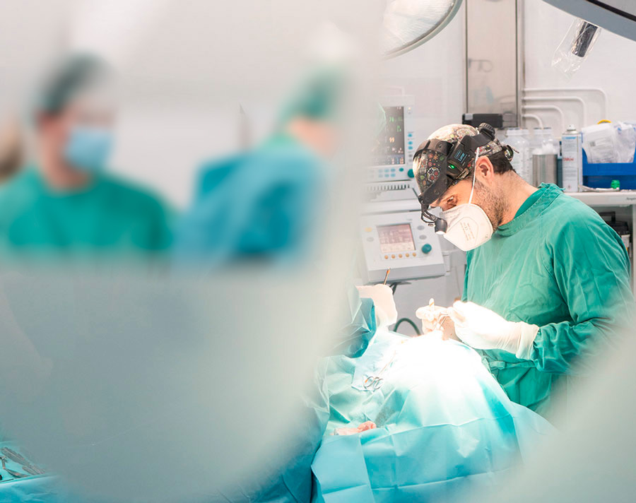 Cirujano rinoplastia en operación de nariz