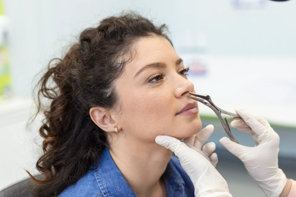 Médico otorrinolaringólogo revisando la nariz con otoscopio del paciente en el hospital Concepto de alergia a la sinusitis por congestión nasal